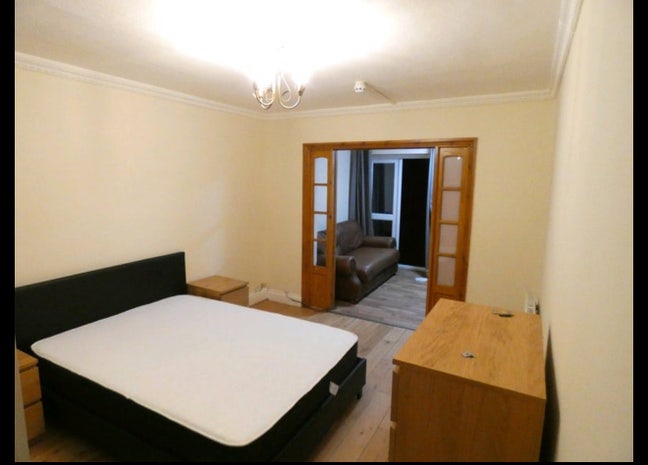 Large double room near Rayners lane station  Main Photo