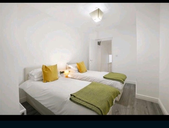 Beautiful ensuite room next to train station. Main Photo