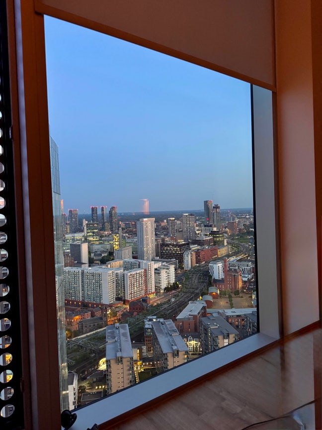 1 bedroom top floor apartment near city centre Main Photo