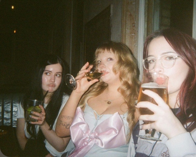 2 female students looking for third housemate  Main Photo