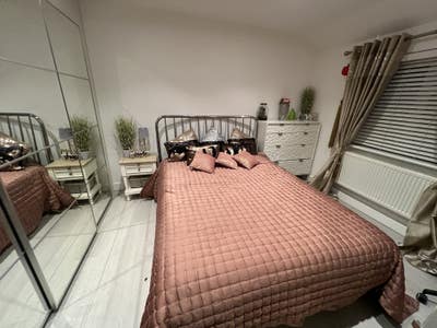  Double  room  available ,for a female. Main Photo