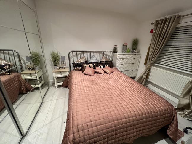  Double  room  available  ,for  a   female preferably .
 Main Photo