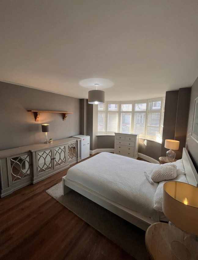 🌳 Parks & Gyms Nearby • KT4 7AE 🧘💪 Main Photo