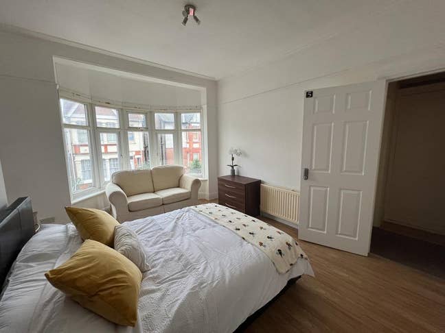 Large Double Room in over 25s House Main Photo