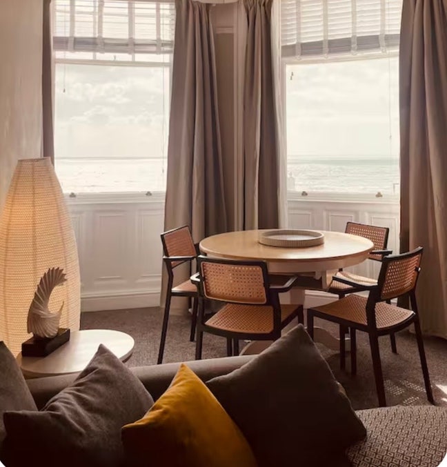 Stunning seafront 1 bedroom flat Main Photo