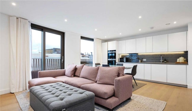 Large Double Bedroom Spitalfields Apartment Main Photo