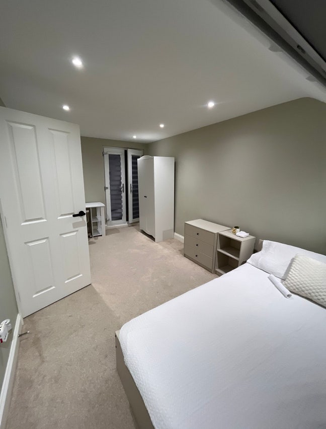 💻 Work-Friendly Room • IG1 2DY • 8 Mins 🚆✨ Main Photo