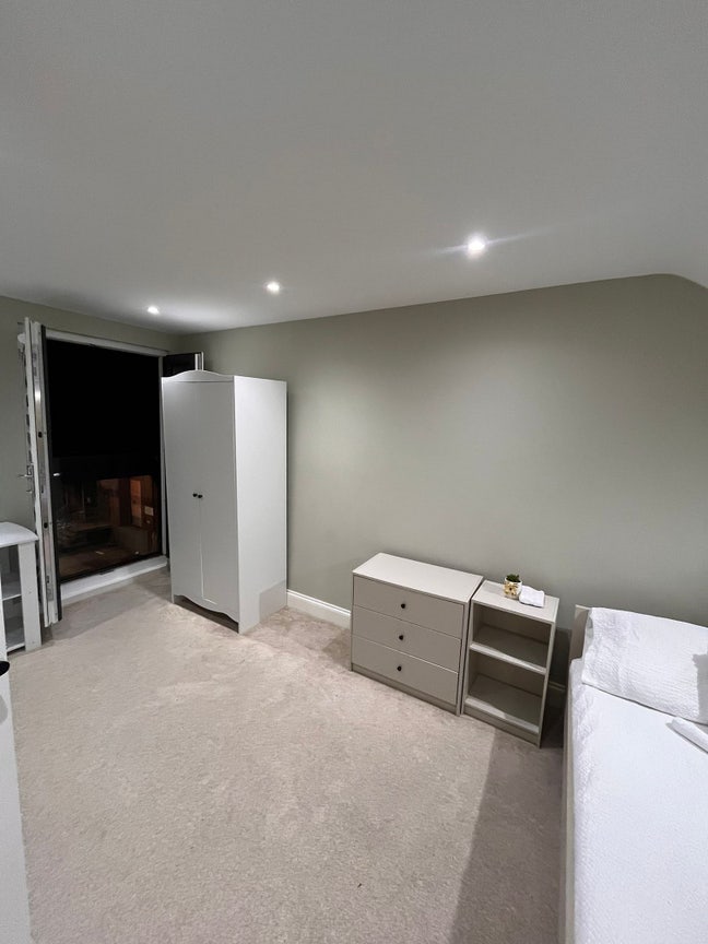 ✨ Hassle-Free Living  •  IG1 2DY • Near Station 🏡🧘 Main Photo