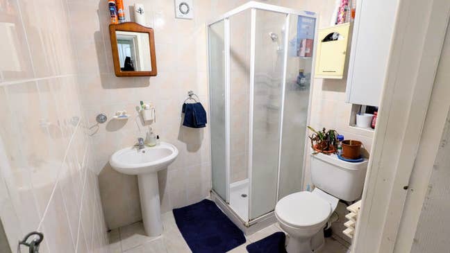 A bright,spacious and fully furnished flat to rent Main Photo