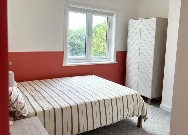 Available Now En-Suite Bedroom in Clean House Main Photo