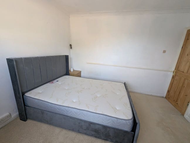 Double room for rent in Romford RM5 Main Photo
