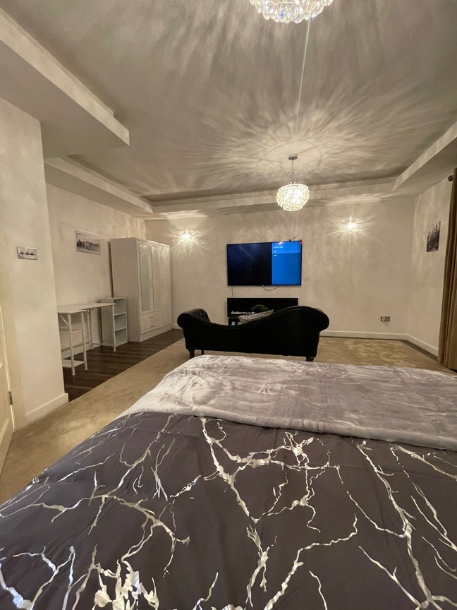 🚆 Fast to London 💨 • NW7 2PY • Bills Included Main Photo