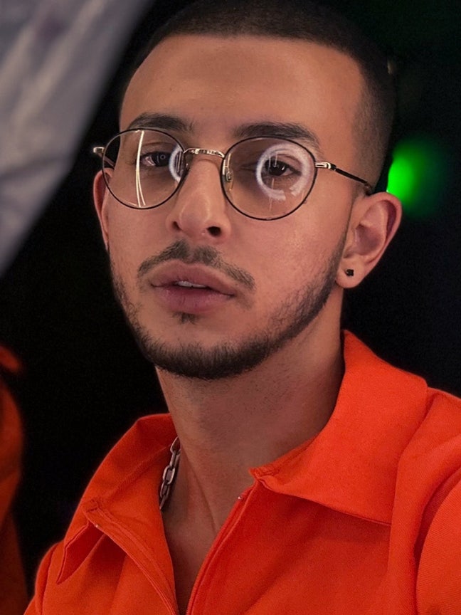 I am looking for room . Main Photo