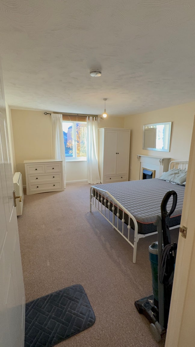 Spacious Double Bed Room In Bradley Stroke Main Photo