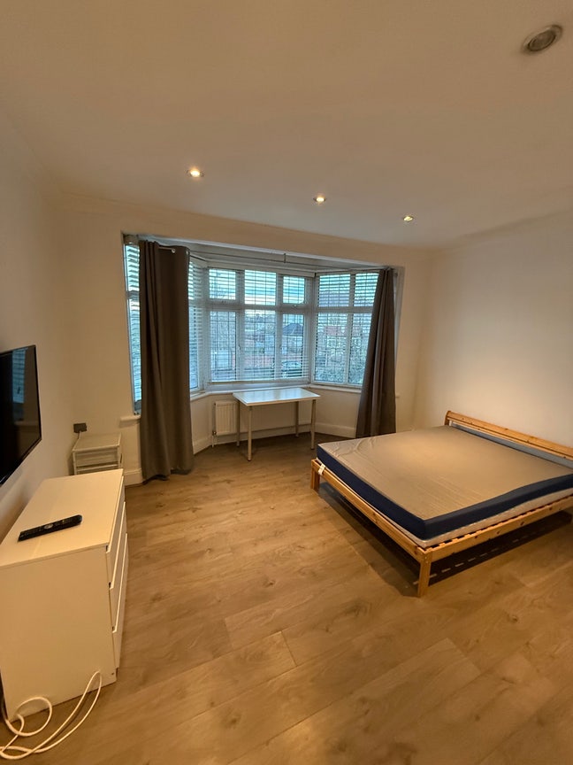 Clean  Large   Room Near Bounds Green Tube Station Main Photo