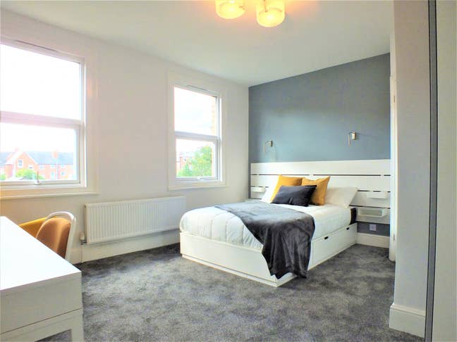Large Top Spec - En-Suite Room  Main Photo