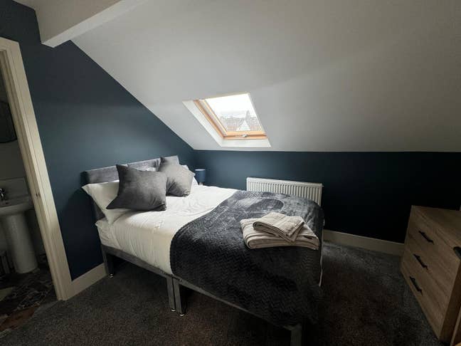 Stunning Ensuite Room in Bramley- Close to LS5! Main Photo