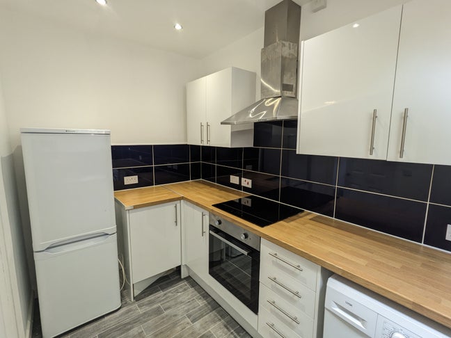 *3 Bed Flat in Central Rotherham-Move in for XMas* Main Photo