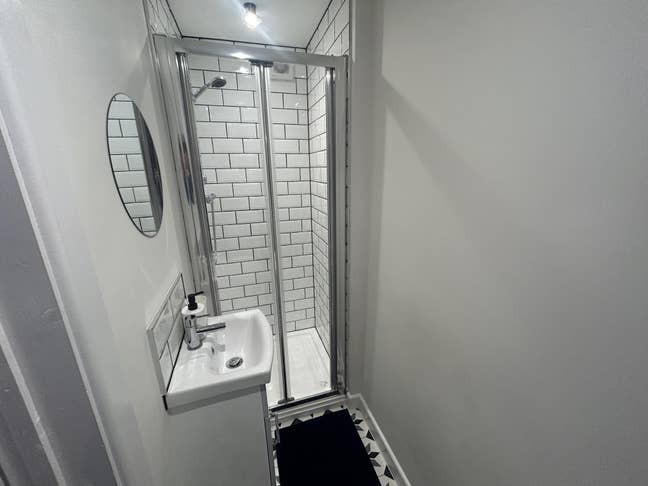 🚨Recently Refurbished Studio Next To RR🚨 Main Photo