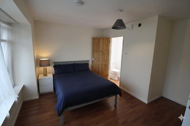 Double and Single Ensuite Rooms in CB2 (10SC) Main Photo