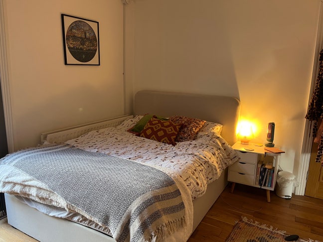 Short term let for beautiful Victorian bedroom Main Photo