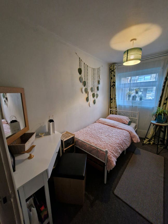 Lovely single room close to all amenities  Main Photo