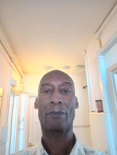 hi everyone, I'm a  black cab driver of afro ... Main Photo