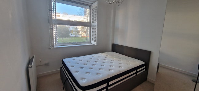 Spacious double bedroom in a modern 2-bed flat  Main Photo