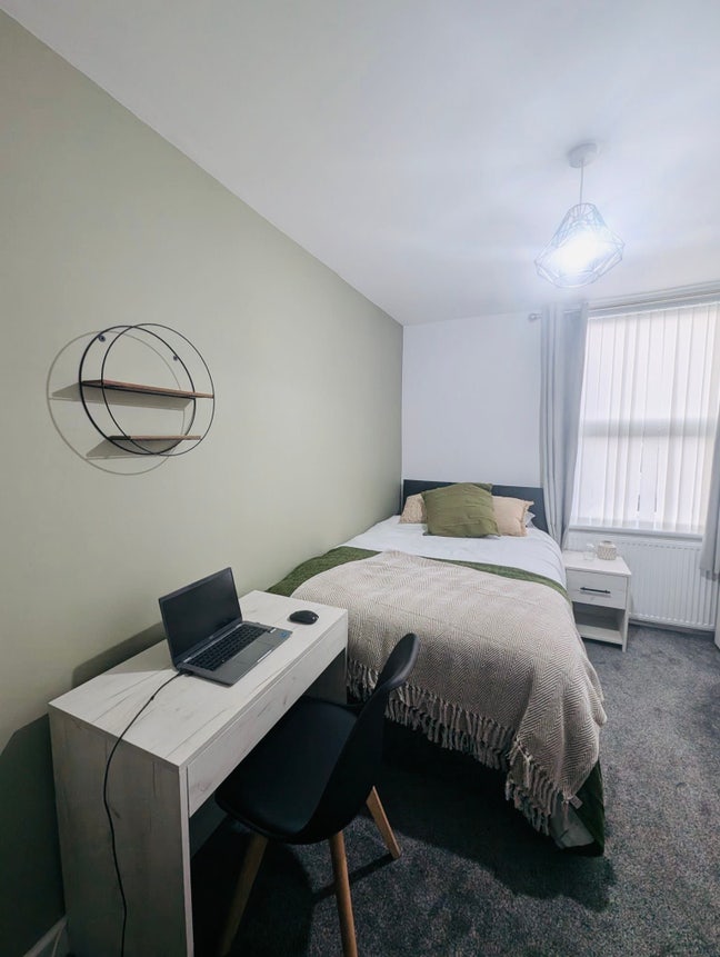 Professional house share - great room available!!  Main Photo