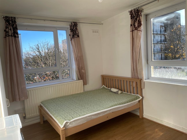 One double room in Charlton flat Main Photo