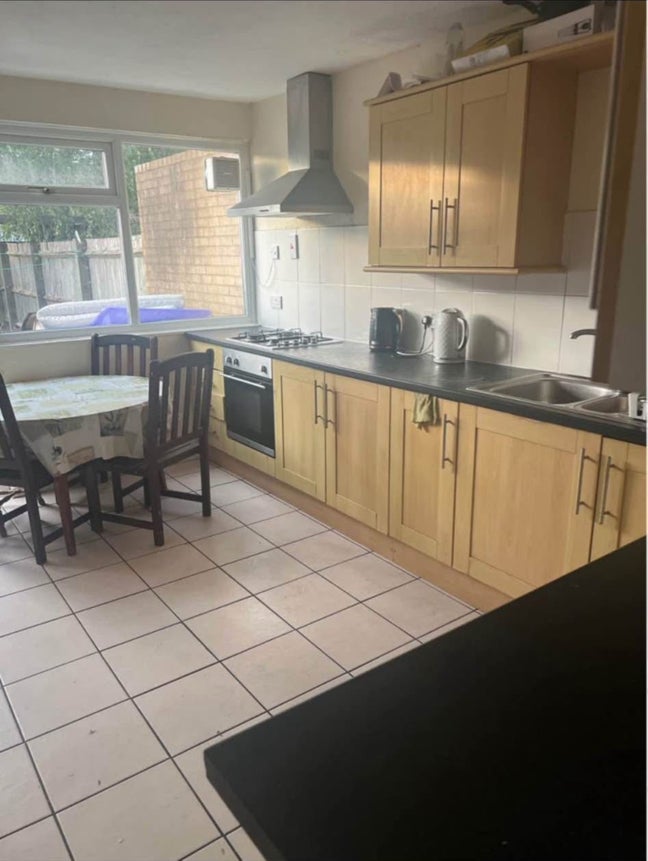 Private room available near town centre MK6 Main Photo