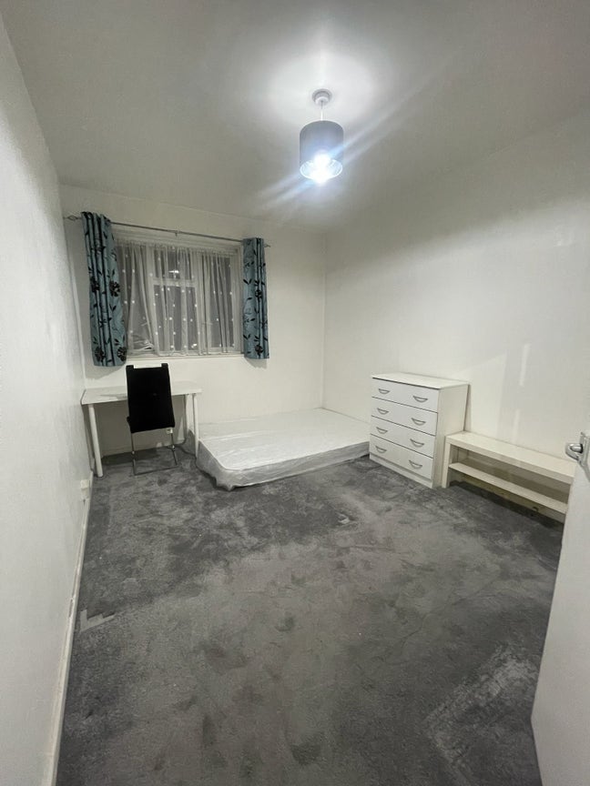 Luxurious Large Double  Room in a Refurbished  Main Photo