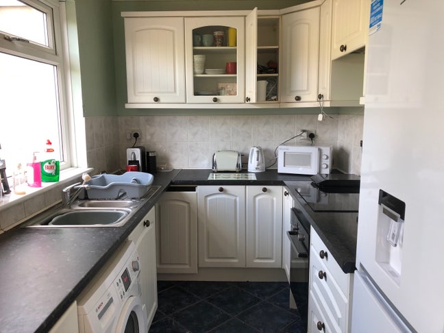 Single Room in Nice Semi Detached House.  Main Photo