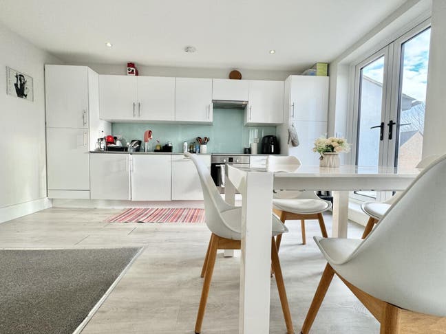 Two Furnished Double Rooms  Available (1 en suite) Main Photo