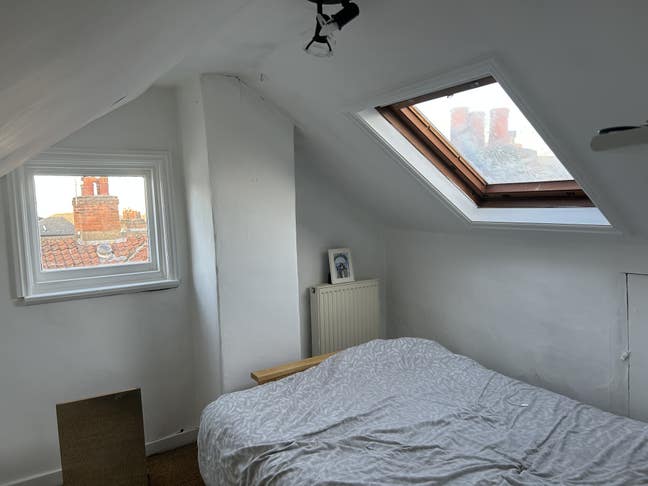 Large and spacious, part furnished attic room Main Photo