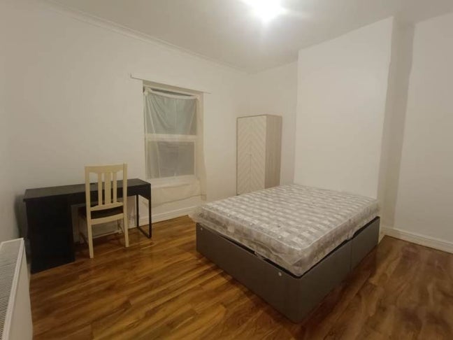 🏡 Cozy Double Room in a 3-Bedroom House (M6)✨ Main Photo