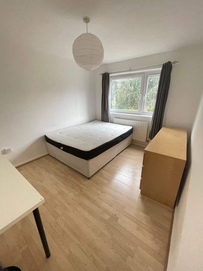 Aldgate/Stepney Green 💚 🟩 Large Double Available Main Photo