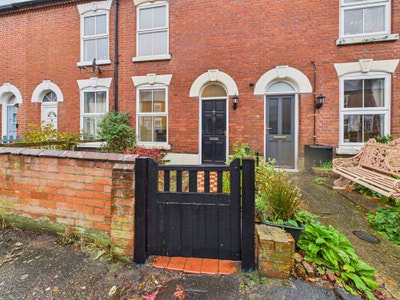 2-Bed Terraced House near the City Centre Main Photo