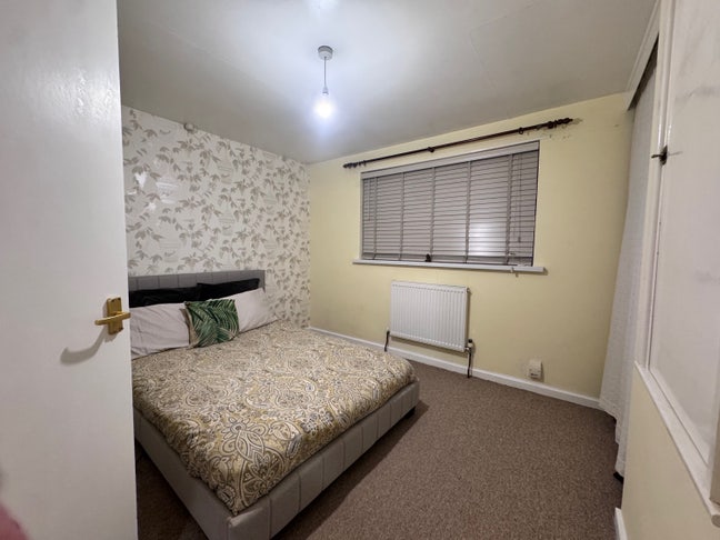 Room in well kept home Main Photo