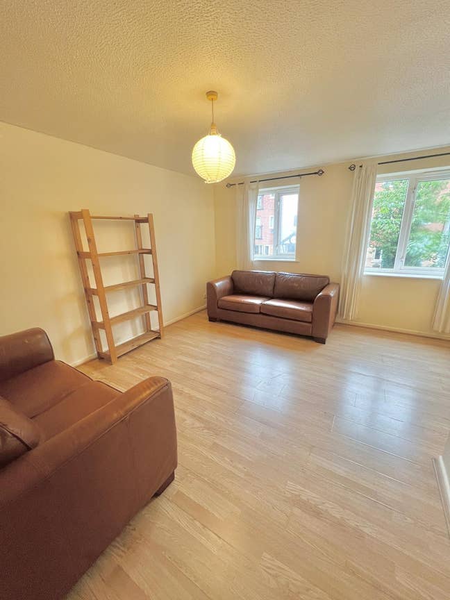 Modern 3-Bedroom Flat With Parking – Manchester  Main Photo