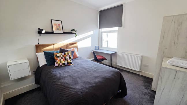 Modern Double Room in Friendly Professional Home Main Photo