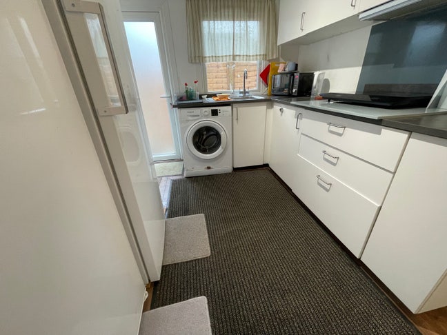  en-suite bedroom in a detached house. Car parking Main Photo