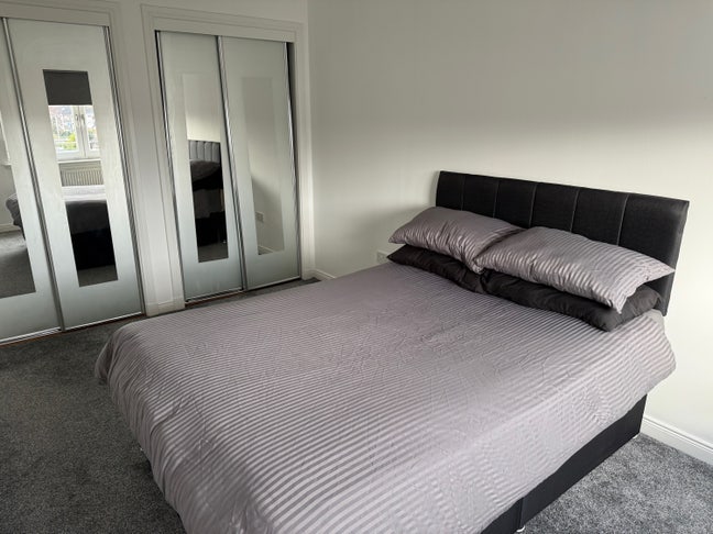 Large double bedroom Main Photo