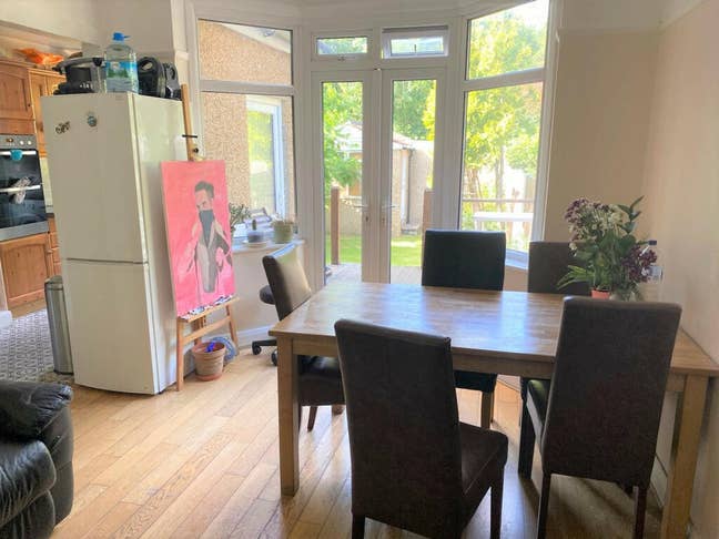 Large Double-bedroom available - New Southgate,N11 Main Photo