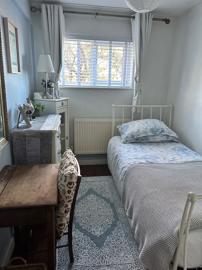 1 single lovely friendly home, also avbl per nite Main Photo