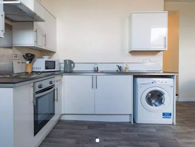 Room Available in 3BHK – Female Preferred (Heaton  Main Photo