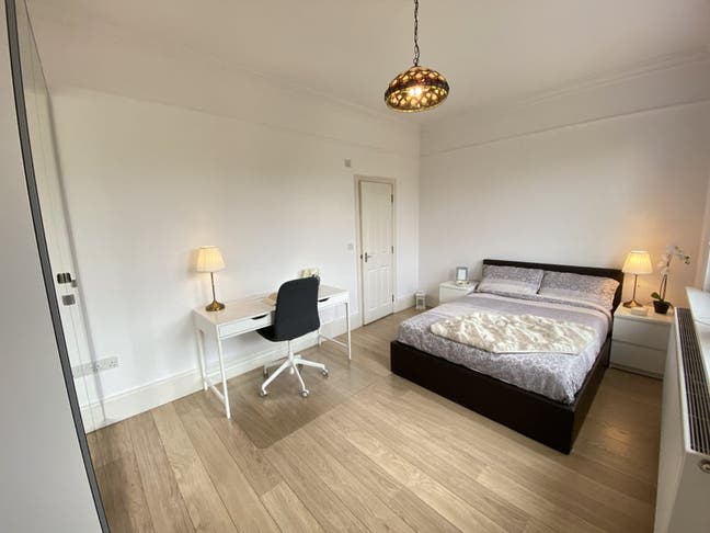 🌟 Large Ensuite Double Room – Ealing Common (W5)  Main Photo