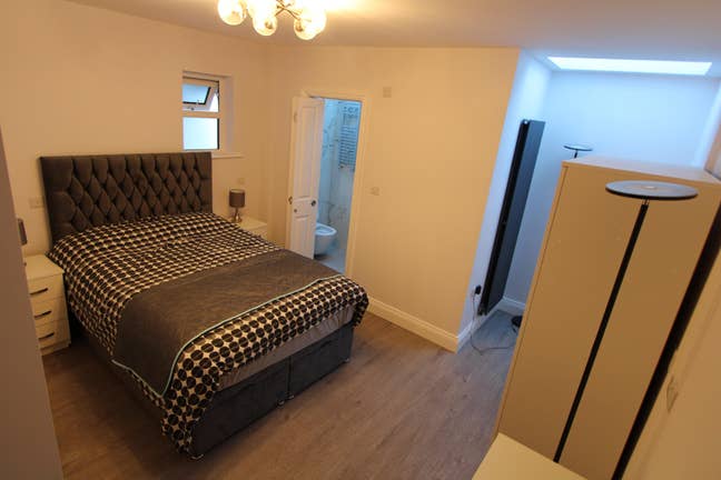 Modern brand new en-suite double room for Singles  Main Photo