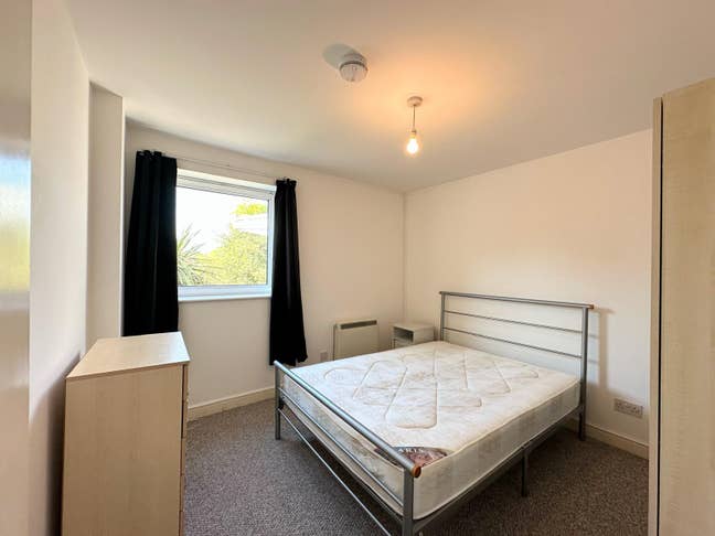 Bright Double Room in 2-Bed Flat – Available Now Main Photo