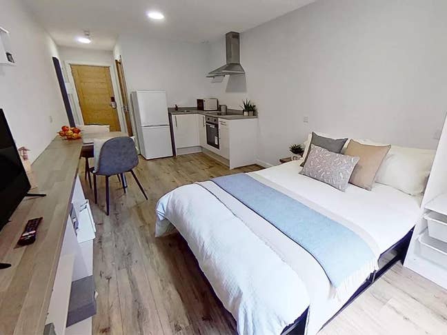 Take over Megaclose Clare Court Room45 Main Photo